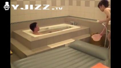 体贴入微的娇妻浴室温柔服侍