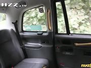 乳神女友野外踏青性欲来袭直接开震