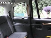 乳神女友野外踏青性欲来袭直接开震