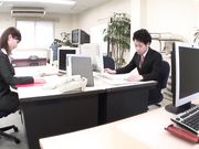 爆乳女职员上班时摸奶,欲火焚身后去厕所撸了一发