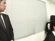 女文员会议室被四名禽兽同事扒衣轮奸掰嘴灌精