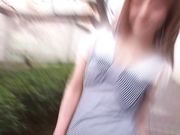 气质女神楼梯间内,遭两猥琐男强行剪掉内裤日翻了逼