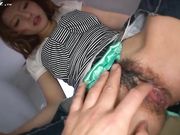 气质女神楼梯间内,遭两猥琐男强行剪掉内裤日翻了逼