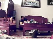 老婆怀疑老公有外遇在家偷装摄像头 不料却拍到他和自己妹妹看电视时在沙发茶几上做爱