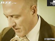 饥渴已久的欲望骚妇被家中园丁暴力调教