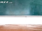 最近很火的技校自慰女在教室里发骚扭屁股抠逼