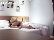 未来岳父在客厅看电视 我和女友在房间偷偷操逼好刺激