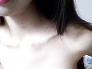 皮肤嫩白的超级女神寂寞难耐在家自摸