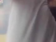 美女主播在川流不息的商场往自己逼里塞跳蛋开震动直播