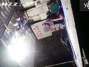 大雪纷飞撑着雨伞露天看乡下草台班子的精彩表演