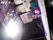 大雪纷飞撑着雨伞露天看乡下草台班子的精彩表演