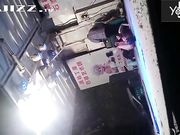 大雪纷飞撑着雨伞露天看乡下草台班子的精彩表演