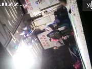 大雪纷飞撑着雨伞露天看乡下草台班子的精彩表演