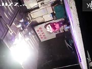 大雪纷飞撑着雨伞露天看乡下草台班子的精彩表演