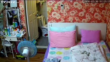 黑客破解家庭摄像头偷拍白领姐姐洗完白白风扇吹身子