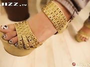 路边闲逛遇到一个对我抛媚眼的美女带回酒店一夜情很刺激