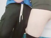 剧情演绎两个少妇勾搭快递小哥 无毛肥逼小皮鞭摩擦插入两个少妇轮换着操