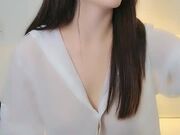 粉穴红唇美女舔奶撕裆揉逼侧入抽插边操边摸