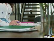 年轻的高中生妹子跟自己的黑人大叔家教搞起来了