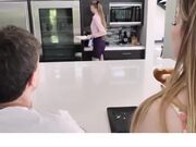 姐姐喊妹妹一起为哥哥提供超爽的性服务