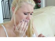 金发女孩给同学发送裸体照片让他来家里操她