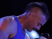 惊艳的巨乳健身女教练在健身房勾引男人操她