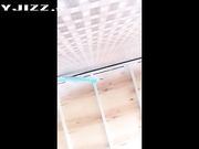 大胸学妹趁着宿舍没有其它人直播玩逼逼随便揉几下就出淫水