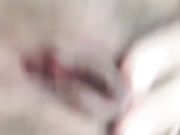 颜值还不错肤色很漂亮的美女主播来月经还和狼友神交舔鸡巴