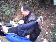 胖哥和野鸡在公园小山上苟合