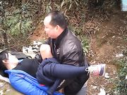 胖哥和野鸡在公园小山上苟合