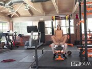 十几岁的艾米丽·威利斯在自慰时发现了她的懦弱