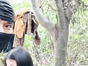 地里勾搭的小少妇露脸被小哥按在树上草01