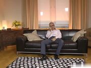 年轻的欧洲护士穿着长统袜和一对成熟的夫妇做爱