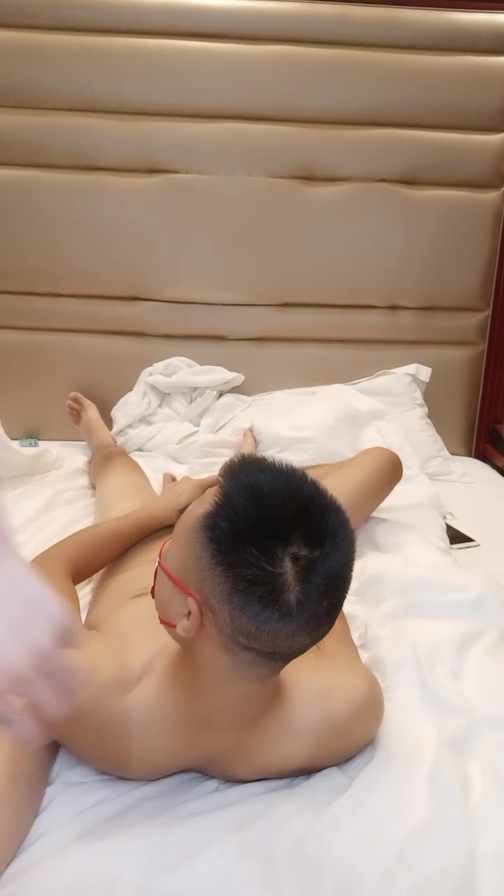 甜美牙套小表妹酒店被炮友多种姿势换一遍01