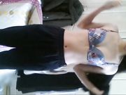 饥渴的少女自己在房间拿根黄瓜插出了高潮