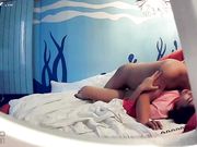 贴心中年大叔第一次约炮压在妹子的双乳上温柔啪啪