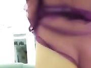 大奶尤物穿着紫色性感情趣内衣和狼友互动