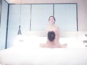 性感旗袍美女酒店沙发上被排骨哥扒掉内裤玩逼舔奶