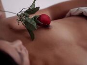 裸胸白天睡觉女孩帅哥忍不住肉棒插进插出温柔呻吟