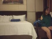 约操骚熟女伸进猛扣骚逼张开双腿猛怼