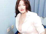 爆乳大白兔从床下草到床上浪叫呻吟01