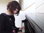 在展示钢琴技巧的同时 还进行了粗野的性爱和面部按摩