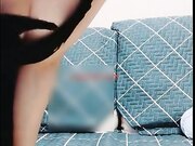 清纯美女下班回家到邻居男家沙发上打炮