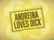 当他把公鸡滑进她的阴部时