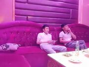 歌厅探花夜场叫两个妹子抬起双腿猛操