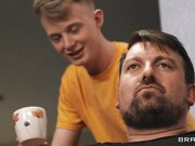 吉米·迈克尔斯会不择手段地穿上继母夏洛特·雷恩的性感内裤