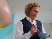 迈克尔·维加斯对意大利面条的胃口变成了对性的胃口