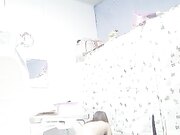 嫩妹震动棒用完自慰棒插穴最后穿上网丝