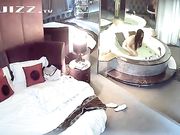 情趣酒店水滴摄像头偷拍健壮男和美女洗完鸳鸯浴激情啪啪对白清晰