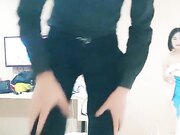 年轻男女们干小萌妹群P年纪都不大 却已很会玩